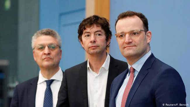 病毒学家维勒（左）、德罗斯滕（中）与德国卫生部长施潘