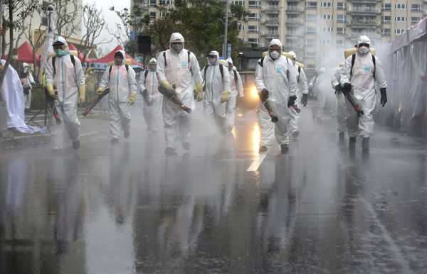 防疫人员周六在台北市展开大规模消毒行动。（美联社）