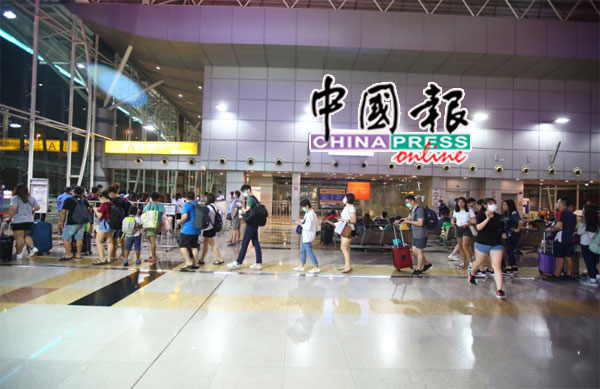 为了避开车龙，大批民众赶乘火车前往新加坡。