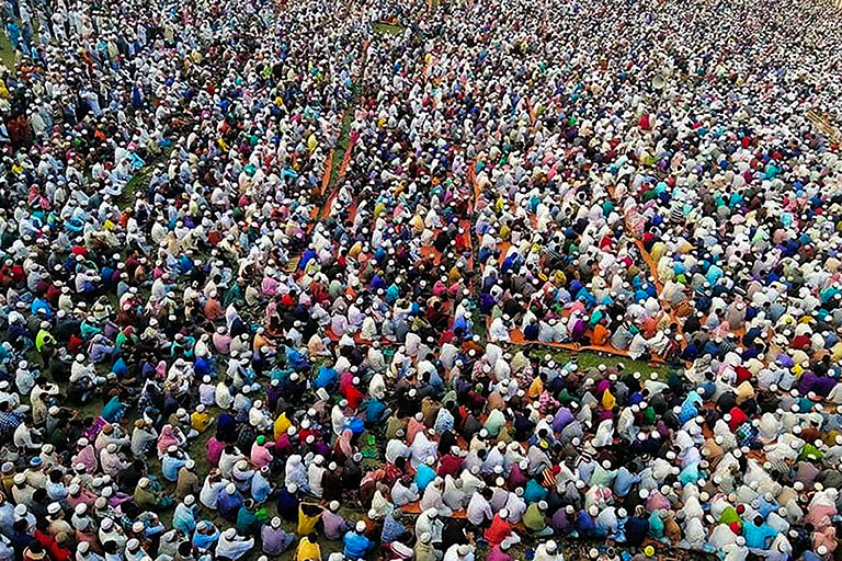 上万名穆斯林，周三出席在孟加拉赖布尔镇举行的穆斯林祈祷大会。（法新社）