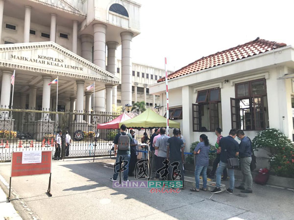 民众在法庭大厦的篱笆门外列队，经过法庭大厦保安进行身分验证后，才能进入法庭大厦。
