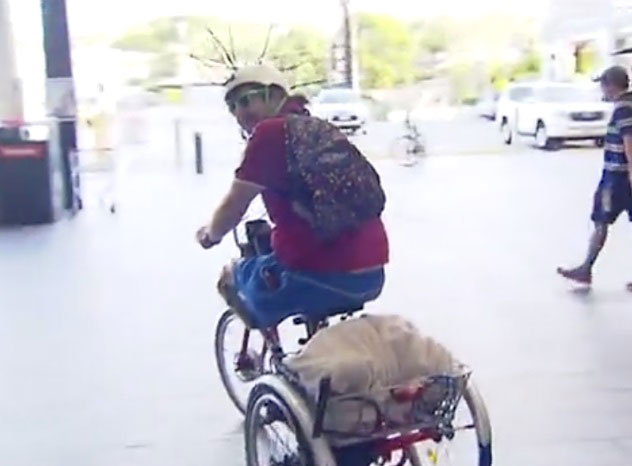 双腿截肢弗林骑行16公里给瘫痪好友送食物。