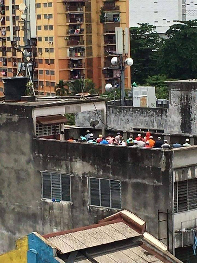 一群穆斯林外劳在建筑天台聚集祈祷。 