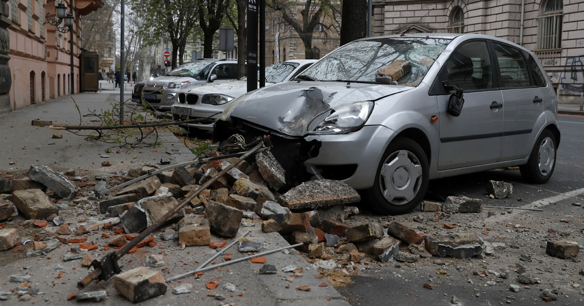  地震发生后，萨格勒布的一辆汽车被地掉落的砖块砸中。（美联社）