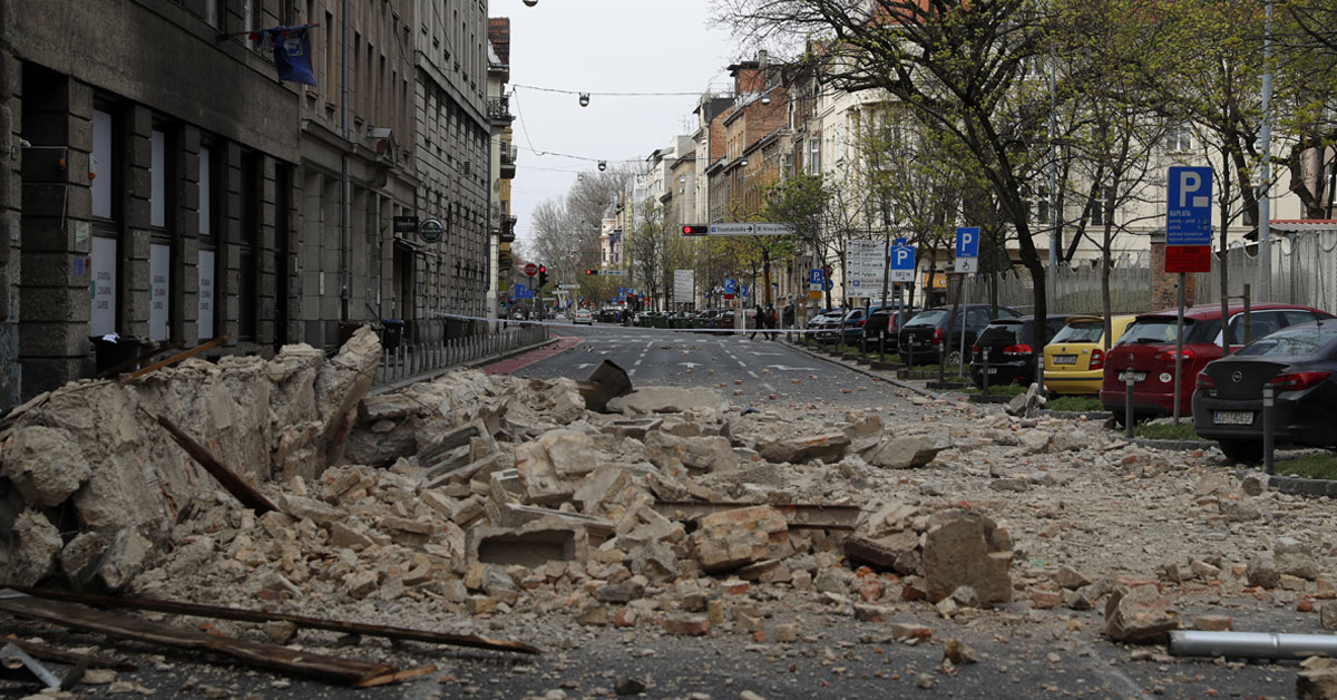 地震的强大威力造成建筑物被摧毁，马路上可见许多散落的砖块。（美联社）