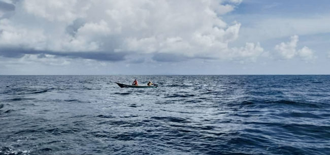 哥打丁宜丹绒素里里海域于星期日发生渔夫坠海漂流事件，所幸渔夫在隔日被发现。