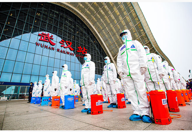 武汉市消防救援支队70余名队员周二在武汉火车站集结，进行大规模消杀作业。（新华社）