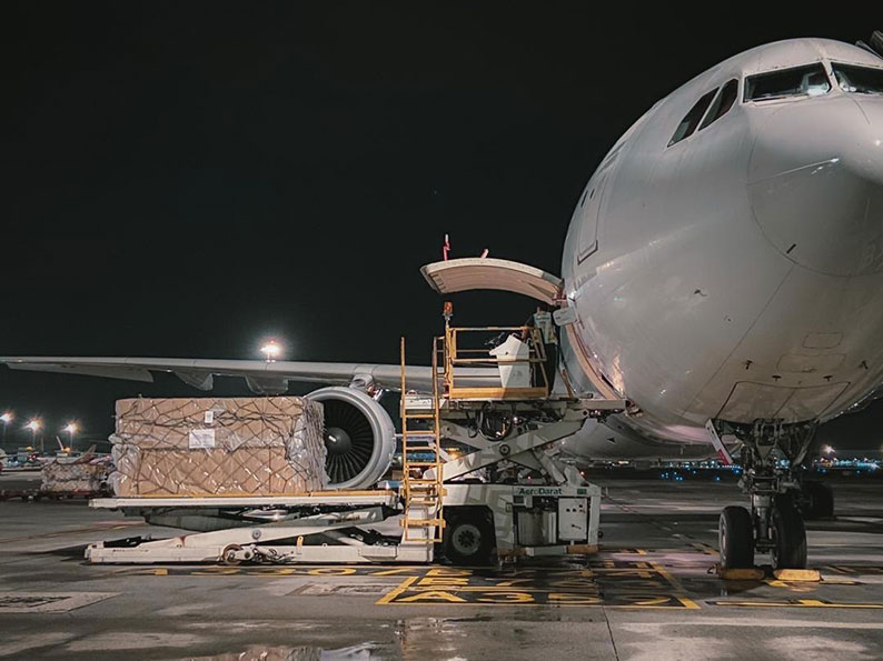 马云旗下公益基金会捐赠的医疗物资，由两架货机运抵吉隆坡国际机场。