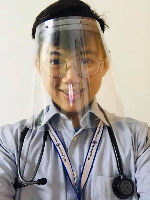 华裔医生在面子书发帖，呼吁其他3D打印工程师，也生产3D防护面罩给医疗前线人员使用。（照片取自面子书）