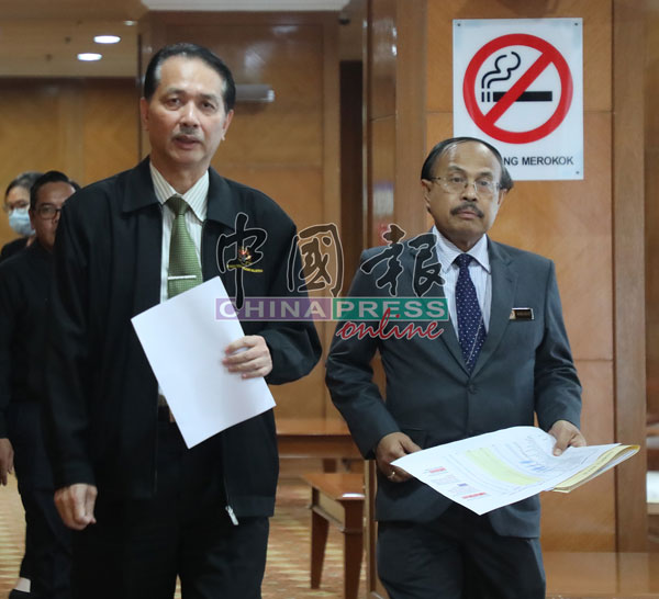 诺希山(左)和罗哈依哲步入大礼堂,准备召开记者会。