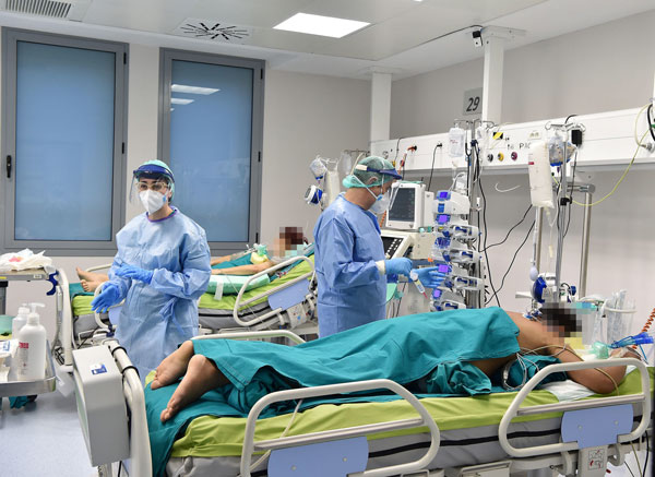 周五在意大利北部都灵圣乔瓦尼博斯科医院，医护人员在重症监护室里工作。（欧新社）