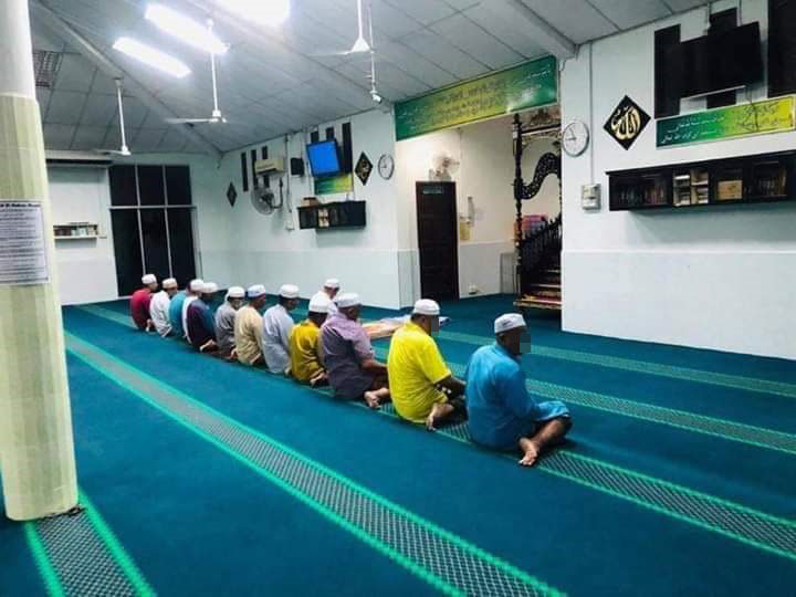 13名穆斯林在行动管制令期间，于峇眼色海的一间清真寺进行宵礼，结果因违反行动管制令而在礼毕后遭警方扣捕。（照片公众提供）