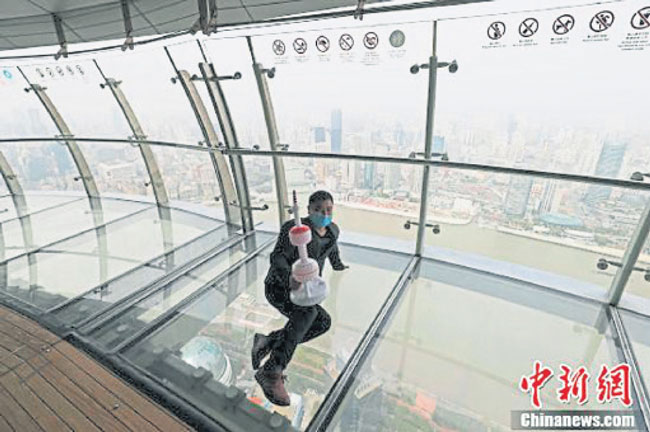 上海城市地标东方明珠塔3月12日恢复开放，游客当天在塔上拍照留念。（中新网）
