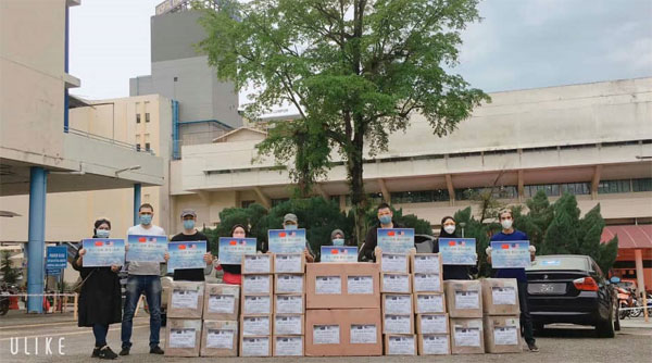马学海带着医疗物品到中央医院，希望可以协助前线人员。