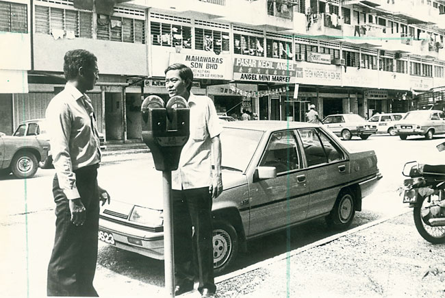 1988年，时任士布爹国会议员的廖金华到十五碑街头，收集民众对泊车表的意见。