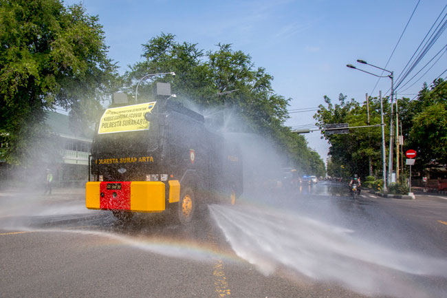 印尼警方水炮车周二在梭罗市展开消毒工作。（欧新社）