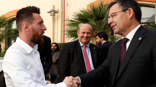 巴托梅乌（右）指梅西（左）等球队4位队长，早同意减薪七成共赴时艰，还拨出2%薪金协助其他受影响的俱乐部雇员。