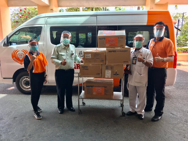 峇章慈善基金救伤车主任林启兴（右）移交1000面防护面罩给马六甲中央医院医护人员。