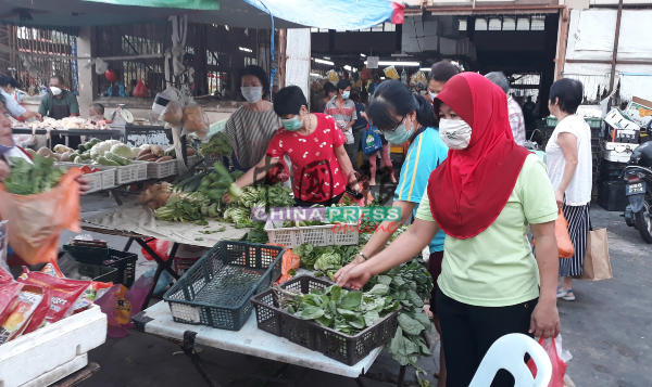 师奶们不约而同戴上口罩前往巴刹添购新鲜食材。