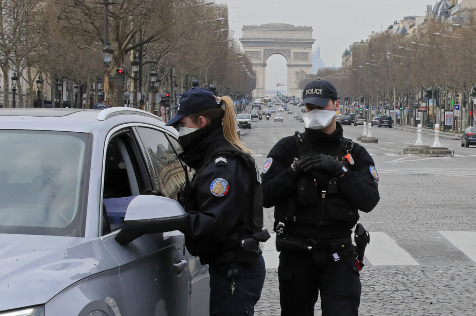 法国警察周三在巴黎的香榭丽舍大道检查驾车人士的通行证。（美联社）