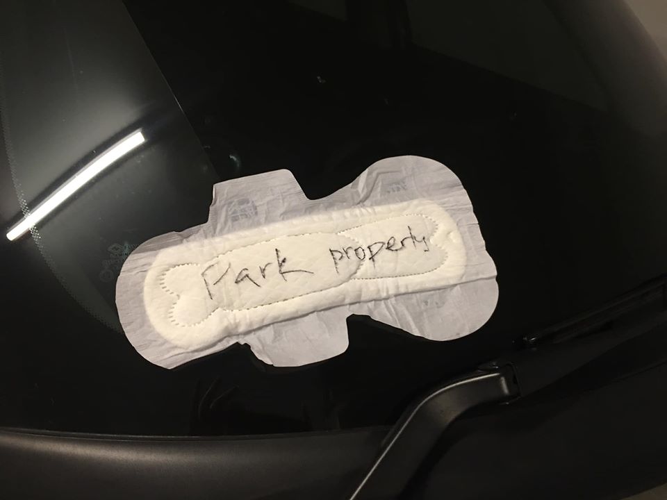 一名车主为惩罚胡乱泊车的车主，竟在卫生巾上写下警惕字眼，贴在其挡风玻璃上。