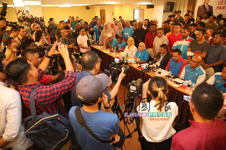 霹州公正党一行约260人周一在怡保太子酒店携众召开记者会，一同宣布退党。