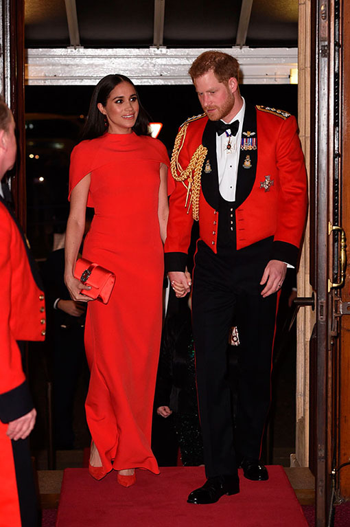 梅根的红色长礼服，与哈里的军装相互辉映。（法新社）