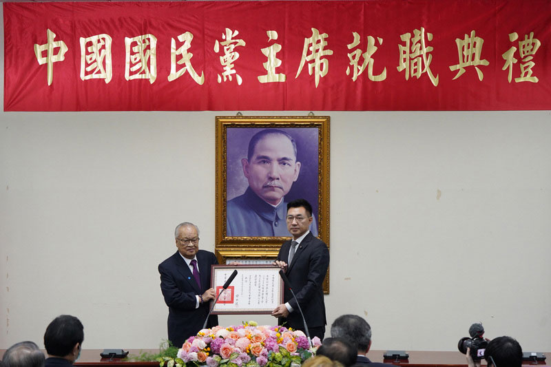 国民党选监小组召集人许水德（左）将当选证书颁发给新任党主席江启臣。（中央社）