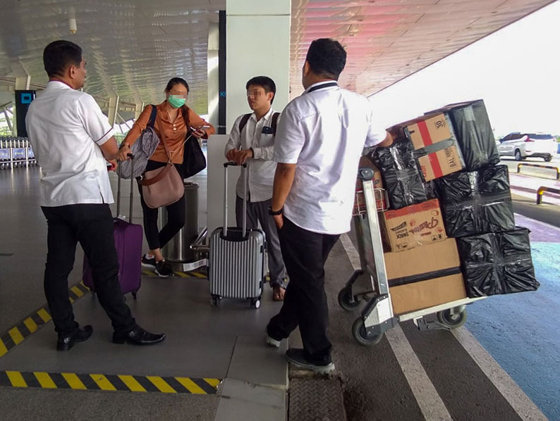 2名大马人涉嫌试图将约1万2000个防护口罩偷运回大马，周三在印尼棉兰机场被官员盘问搜查。（法新社）