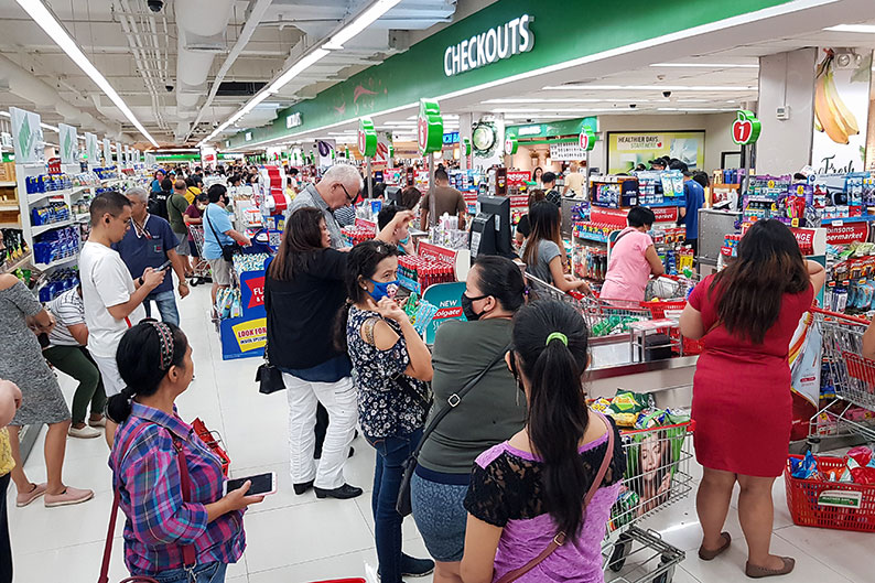 马尼拉民众纷纷涌到超市扫货。