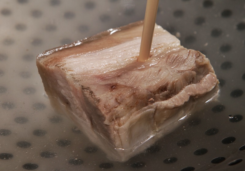 要确认肉是否有熟，可将一支筷子插入肉中；若没有血水渗出，表示肉已熟透。