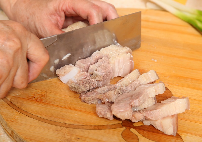 五花肉肥肉相间、组织松散，生肉比较难切成薄片，只要把生的猪五花放进滚水中氽烫，熟透后让它留在水中自然冷却，就能轻松切片；或是先把猪肉放进冷冻库中约一小时，待稍微有硬度时再切片即可，形状会比较漂亮。