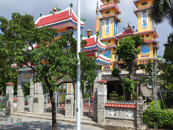高台教，全称大道三期普渡，越南三大宗教之一，高台神是最高神，以神的左眼为标志。