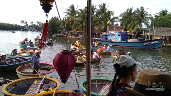 簸箕船，又称“蓝船”、“水上咖啡杯”，越南特产。船夫表演花样划船，吸引无数游客捧场。