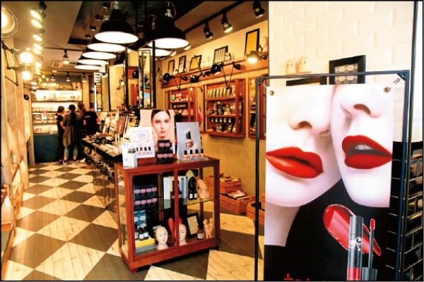 釜山最时髦的南浦洞，彩妆店林立。