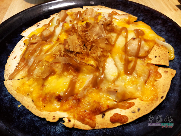 迷你Teriyaki鸡肉披萨 ■薄皮披萨铺满芝士，颇为香口；再加上薄鱿鱼丝片调味，整体非常惹味。