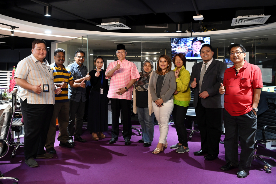 安努亚慕沙（左5）上“马新社”电视节目接受访问，并与媒体工作者合照。