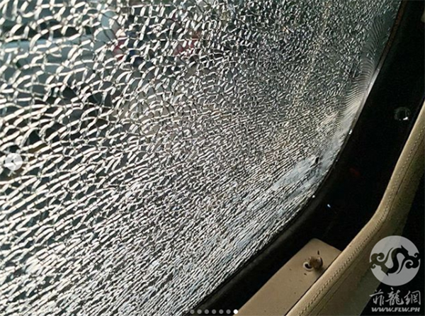 华裔女演员张金珠乘坐的客货车遭枪手开枪袭击，车镜出现裂痕。