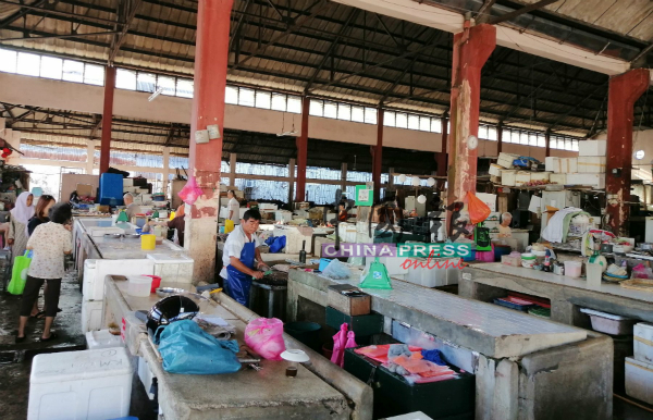 除了蔬菜，渔产也被扫光，鱼摊的小贩们正在收拾，准备下班。