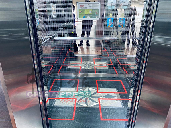 大厦内电梯，也画上红格子，规定乘坐电梯者之间必须保持既定距离。
