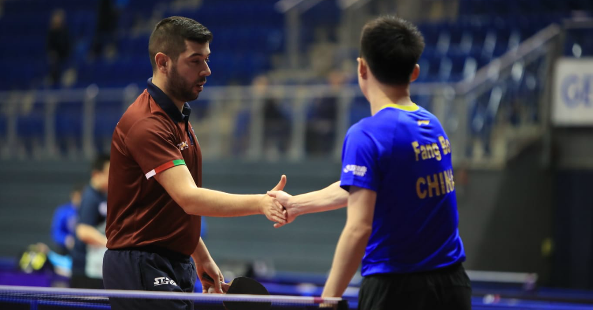 过往乒乓赛中常见的握手环节，这次在卡塔尔公开赛将以微笑点头取代。