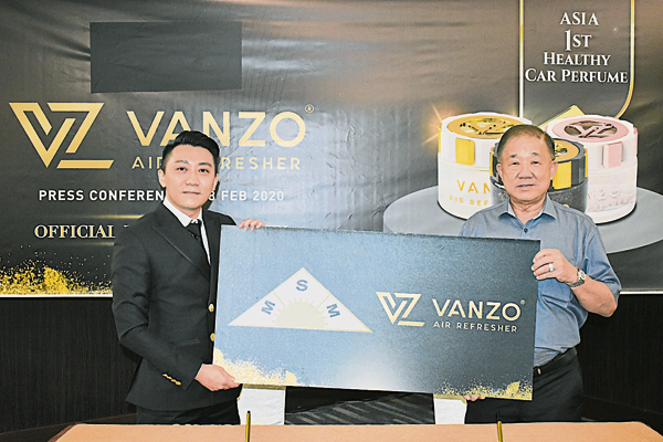 VANZO正式与全汶莱最大型代理可口可乐的国际贸易公司Malar Setia Marketing签署MOU与进行交接仪式，入驻全汶莱所有大小商场。