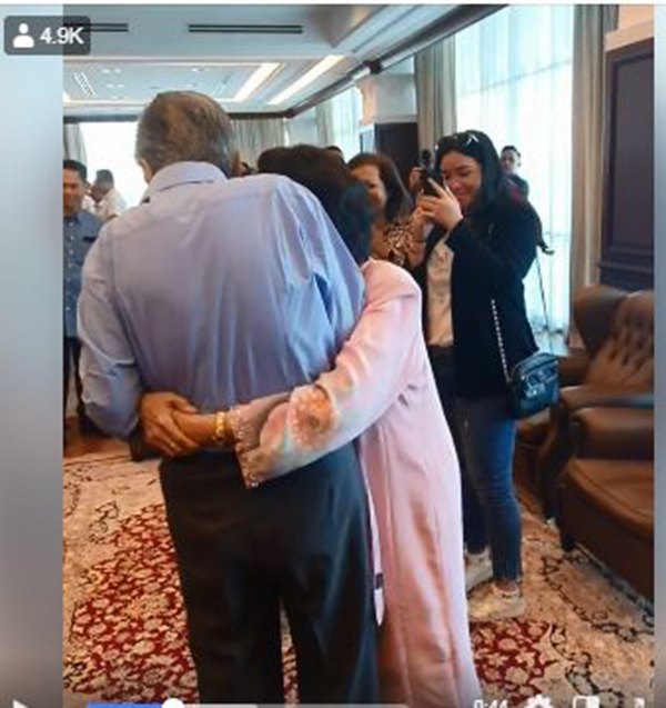 西蒂哈丝玛紧紧拥抱着丈夫马哈迪，给予后者安慰。（图取自马哈迪面子书）