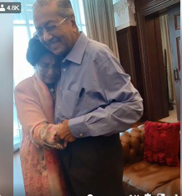 西蒂哈丝玛（左）抱着马哈迪时，一时情绪激动落泪。（图取自马哈迪面子书）