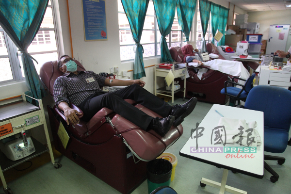 马六甲中央医院血库中心在行动管制令期间，每天开放让民众前往捐血。