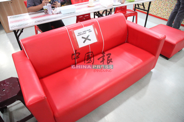 沙发上贴有告示提醒捐血者保持社交距离。