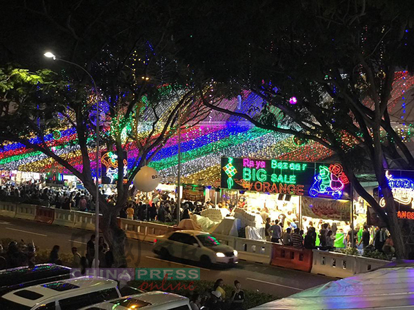 每年斋戒月，新加坡芽笼士乃 开斋市集都出现大量人潮。