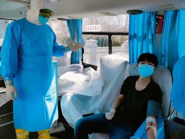郭岳出门捐血，帮助对抗武汉肺炎疫情。