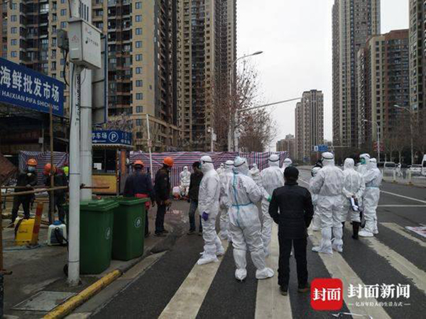 疾控人员周二在华南市场进行消毒。