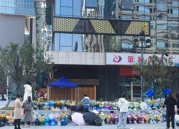 中国粉丝自发前往事发地献花致敬高以翔。